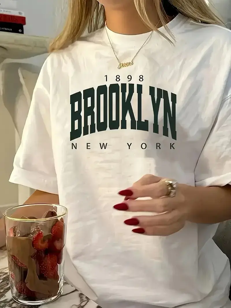 Brooklyn Harf Baskılı Düşük Omuzlu T-shirt, Rahat Kısa Kollu Bol T-shirt, Kadın Giyim - Beyaz