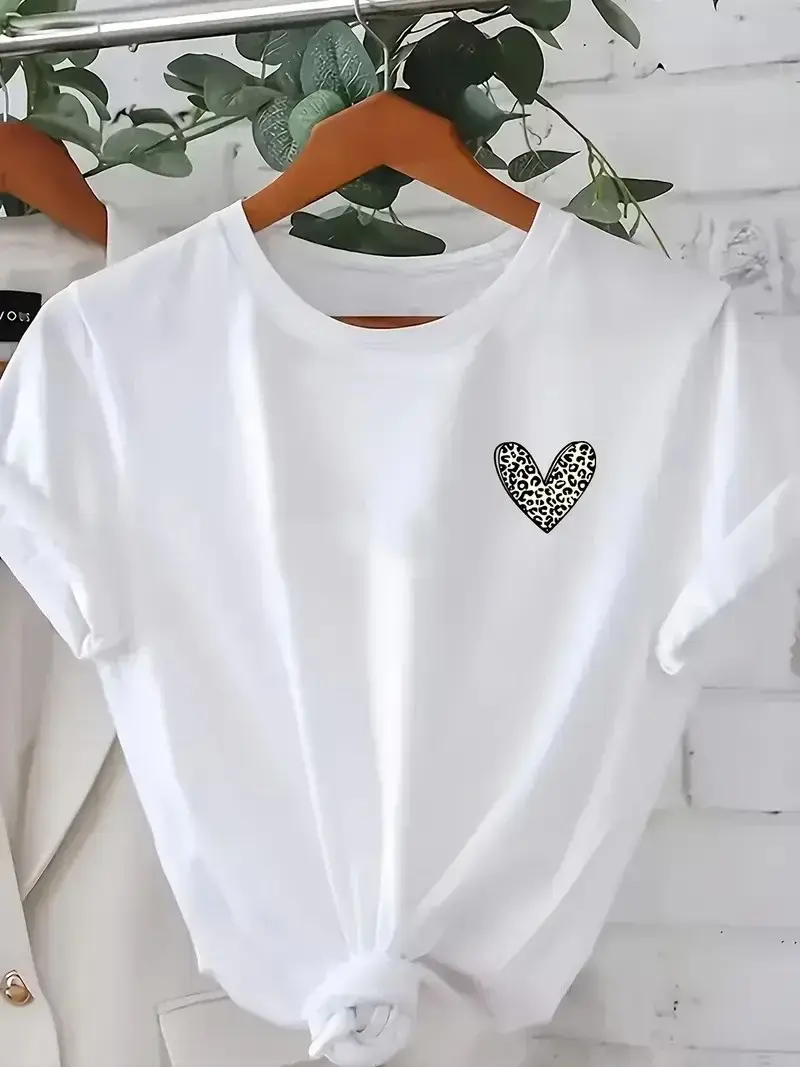 Kadınlar için Şık Leopar Kalp Baskılı Günlük Tişört - Büyük Beden, Makinede Yıkanabilir, Sevgililer Günü & Günlük Kıyafetler için Mükemmel- Beyaz
